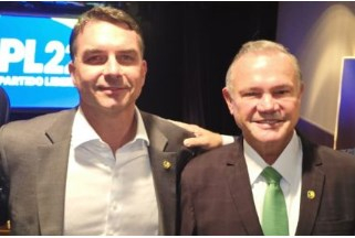 Os senadores Flvio Bolsonaro e Wellington Fagundes