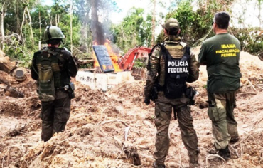 Equipe do Ibama e da PF atuam contra o garimpo ilegal na Terra Ind�gena Sarar�, no Oeste de Mato Grosso. Fac��o Comando Vermelho est� na mira