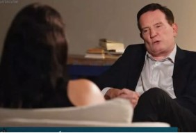 Roberto Cabrini durante entrevista com jovem que denunciou estupro em delegacia