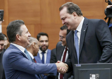 O presidente da AL Max Russi e o governador Mauro Mendes: defini��o da ren�ncia