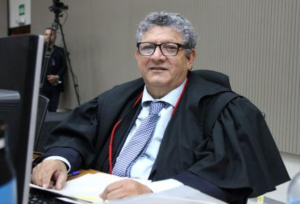 O desembargador Dirceu do Santos (detalhe) teve seu afastamento ratificado pelo CNJ. � acusado de vender senten�as