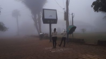 Em Chapada dos Guimar�es, a queda de temperatura come�ou ainda na noite de ter�a-feira (23). Imagens registradas na Pra�a Dom Wunibaldo, no Centro, mostram um forte nevoeiro cobrindo a cidade.