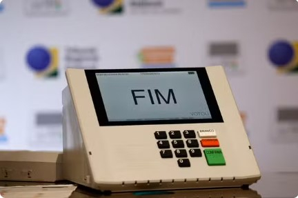 Urna eletr�nica exibida em evento do Tribunal Regional Eleitoral � Foto: T�nia R�go/Ag�ncia Brasil