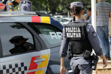 Viatura da Pol�cia Militar; militares intervieram na confus�o