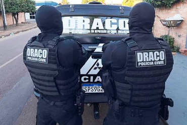 Os mandados foram decretados com base em investiga��es conduzidas pela Ger�ncia de Combate ao Crime Organizado e Delegacia de Repress�o ao Crime Organizado (GCCO/Draco) de Cuiab�