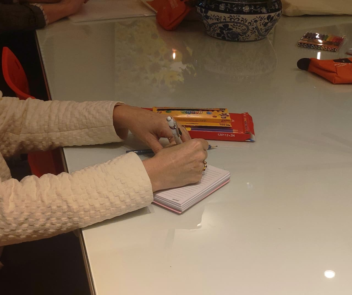 Aluna realizando tarefa proposta com materiais da oficina