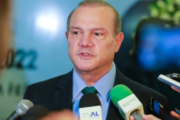 O pr�-candidato ao Governo, senador Wellington Fagundes, que vai adiar escolha de vic