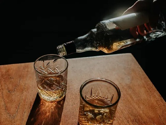 As v�timas consumiram bebidas alco�licas que, segundo as investiga��es, estavam adulteradas com a subst�ncia t�xica