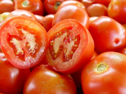 Tomate voltou a subir pela segunda semana seguida, enquanto feij�o, batata, caf�, banana e outros produtos ficaram mais baratos.