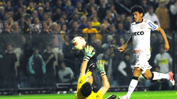 Romarinho encobre o goleiro e faz o gol do Corinthians