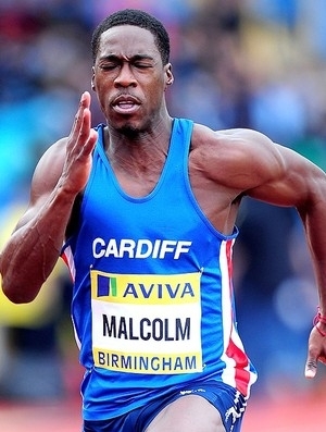 Malcolm compete na Inglaterra.