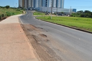 O asfalto da Avenida Juliano Marques, no Bela Vista, j apresenta buracos, com poucos meses de uso