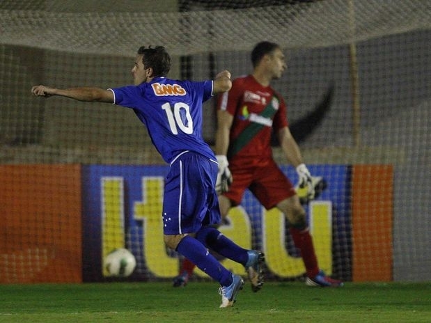 Montillo vibra aps primeiro gol do Cruzeiro contra o Vasco