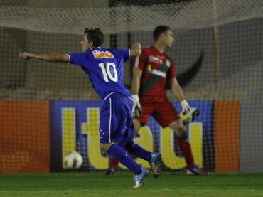 Montillo vibra aps primeiro gol do Cruzeiro contra o Vasco