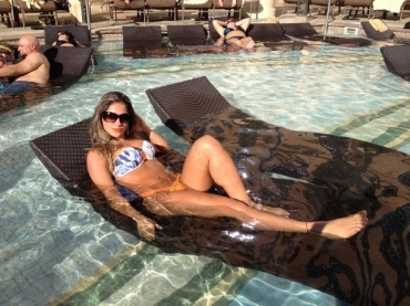 Mayra pega sol em piscina de hotel 