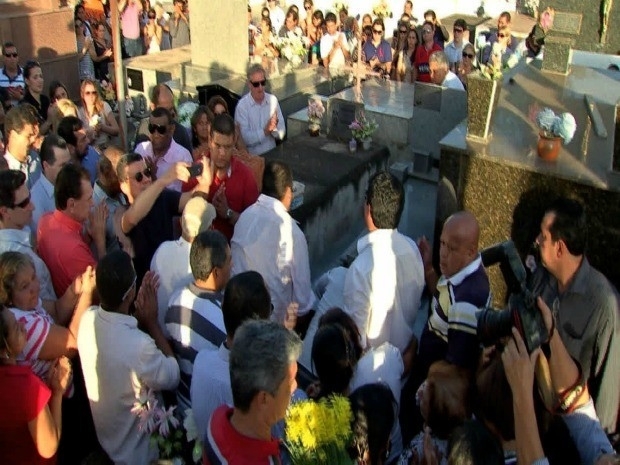 Cerimnia de enterro do corpo de Nico Baracat teve honras militares e terminou sob forte aplausos