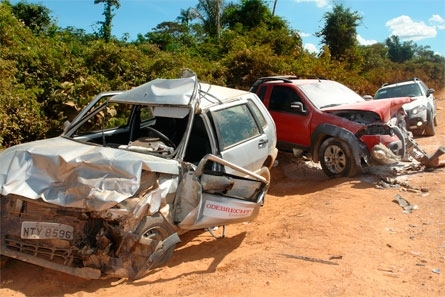 Carros bateram de frente na rodovia no Norto de Mato Grosso
