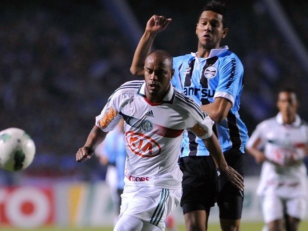 O Palmeiras entrou em campo com Thiago Heleno, que no ltimo sbado voltou de contuso aps sete meses parado.