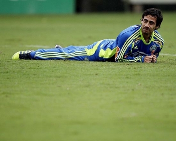 Valdivia em pausa de treino no CT do Palmeiras 