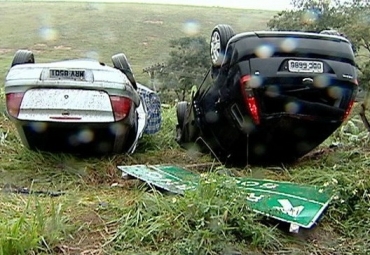 Carros capotaram no mesmo lugar e caram lado a lado