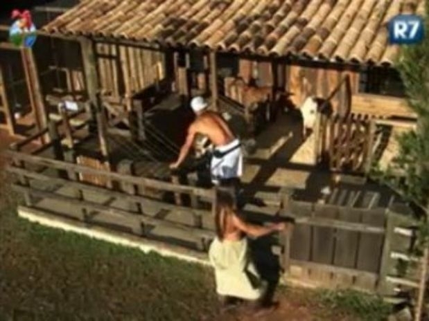 Nicole Bahls teve que deixar a preguia de lado para cuidar das cabras em A Fazenda