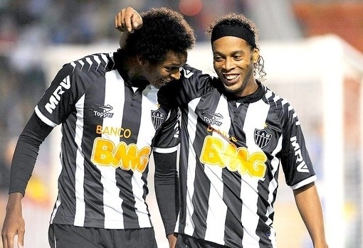 J e Ronaldinho comemoram o gol do Galo no segundo tempo