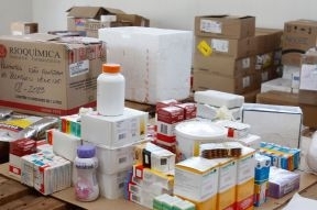 Em maio, caixas e caixas de remdios vencidos foram encontradas no estoque da Farmcia de Alto Custo