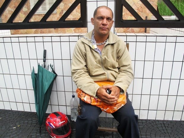 Homem permanece acorrentado no prdio em Santos, SP (Foto: Carolina Ramires/ G1)