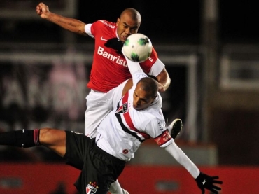 Lus Fabiano ficar fora do clssico contra o Santos, fato que irritou o tcnico Leo