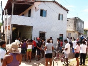 Casa onde ocorreu o crime foi cercada por populares 