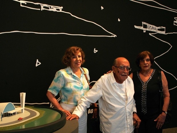 Niemeyer com a mulher, Vera Lucia Cabreira (camisa estampada), e sua filha, Anna Maria (roupa preta), em foto de 2007