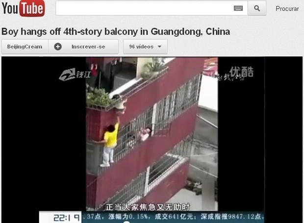 Imagens de TV chinesa postadas no YouTube mostram momento em que vizinho se arrisca para resgatar criana