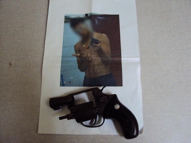 Imagem do adolescente segurando a arma que foi postada na rede social