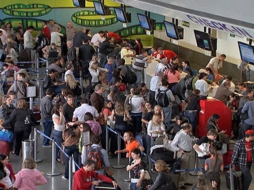 Longas filas se formaram no aeroporto na manh desta quarta-feira 
