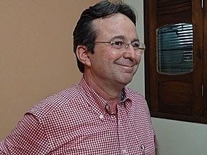 O prefeito Joo da Costa deixa a reunio na sede do PT aps ter sua pr-candidatura barrada