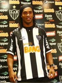 Ronaldinho veste pela primeira vez a camisa do Atltico-MG; astro acertou com o clube de Belo Horizonte nesta segunda-fe
