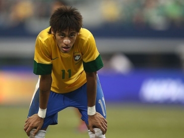 Neymar chegou a se estranhar com Meza no final do segundo tempo