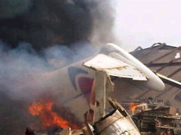 O avio bateu em dois prdios nas proximidades do aeroporto de Lagos, maior cidade da Nigria