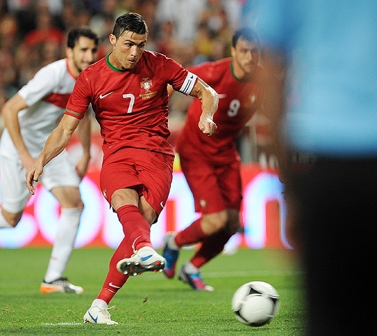 O atacante Cristiano Ronaldo chuta para perder o pnalti para Portugal na derrota para a seleo da Turquia