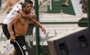 Adriano comemora com Liedson segundo gol do Corinthians sobre o Atltico-MG, no Pacaembu