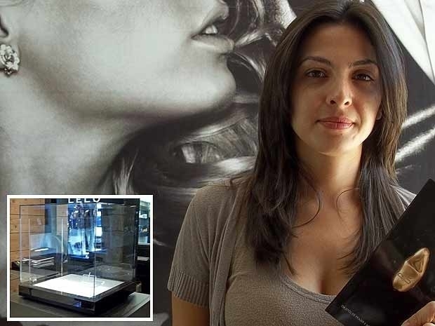 Vanessa Baldini, dona de sex shop em Braslia, mostra foto do vibrador folheado a ouro roubado da loja dela.