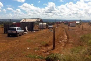 Automvel em frente a um dos barrocos da invaso: grileiros profissionais