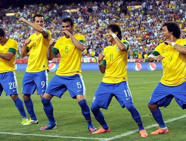 Jogadores fazem coreografia para comemorar o primeiro gol, de Neymar