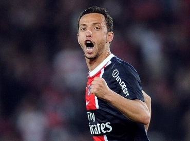 O jogador brasileiro Nen�, que joga no Paris Saint-Germain, pediu a namorada em casamento com um 