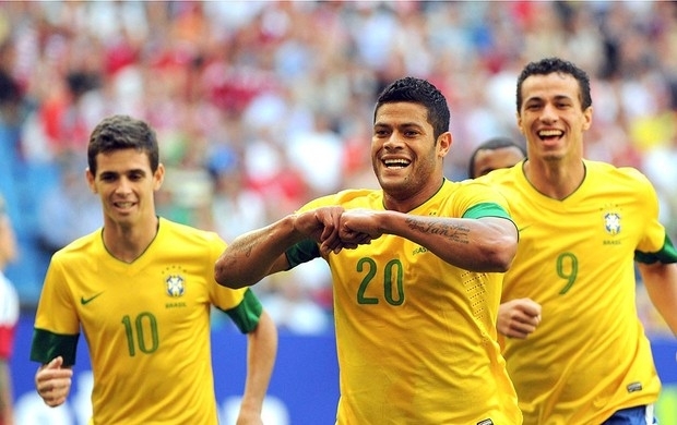 Oscar, Damio e Hulk comemoram o primeiro gol: trio ofensivo deu certo na Alemanha