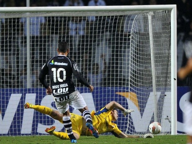 Cssio fez grande defesa em chute de Diego Souza e salvou o Corinthians