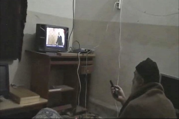 O terrorista Osama bin Laden observa vdeo em que ele prprio aparece, em sua casa em Abbotabad, em imagem no datada