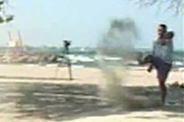 Homem ficou ao fundo jogando a areia para o alto com p�. 