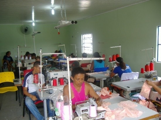 Prdio abriga grupo de mulheres que lanaram prpria marca de calas e em sistema de cooperativa costuram para indstria