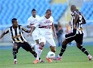 Luis Fabiano fez gol e foi marcado de perto pelo Botafogo